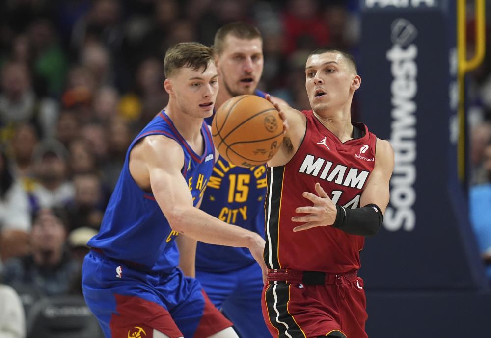 馆上空悬挂 馆上空悬挂